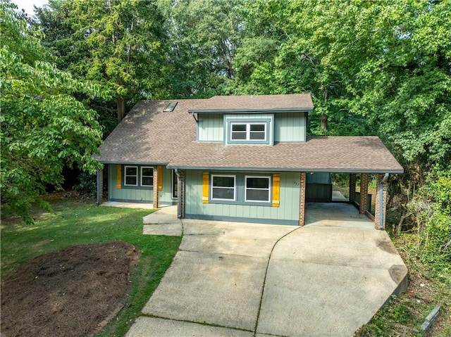 front facade featuring a front lawn, a porch, and a carport