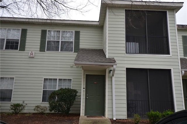 townhome / multi-family property featuring roof with shingles