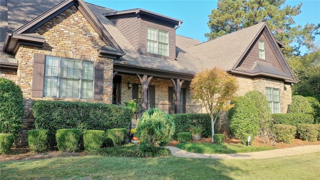 view of front facade featuring a porch and a front yard