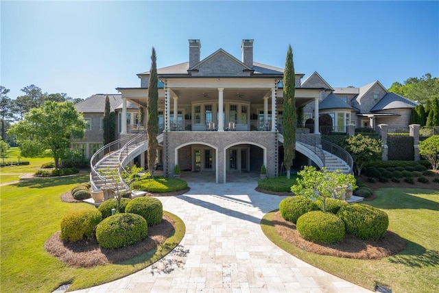 view of front of home featuring a front yard