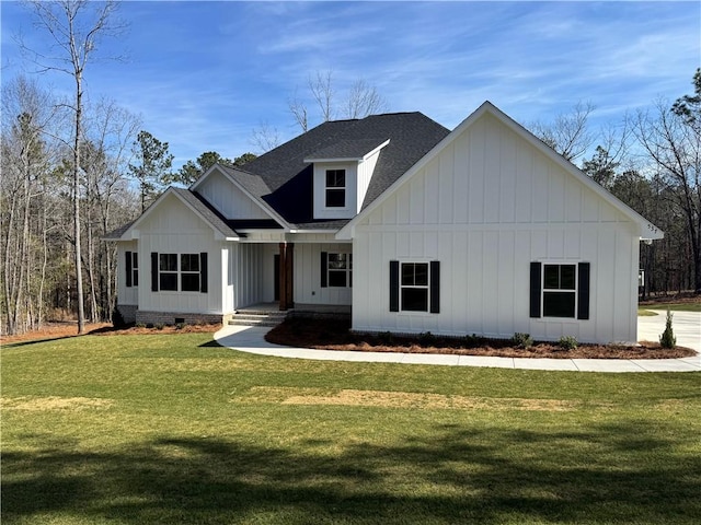 modern farmhouse featuring a front lawn