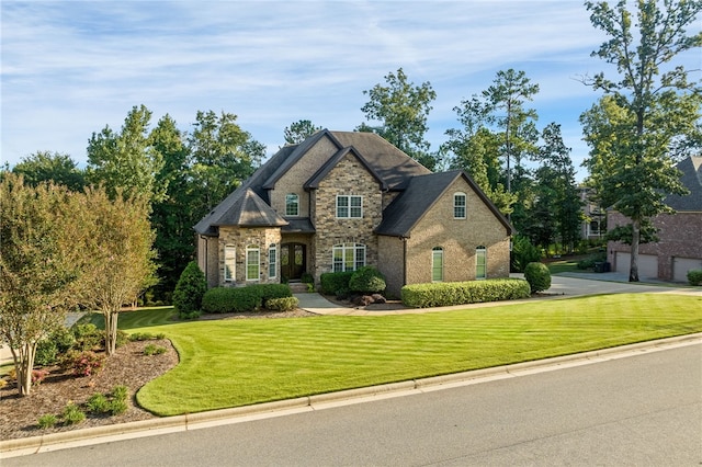 view of front facade featuring a front lawn