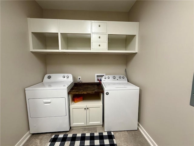 laundry room featuring cabinet space, baseboards, and independent washer and dryer