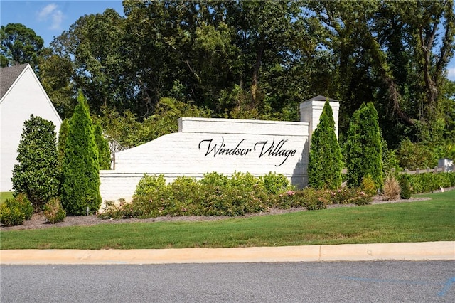 community sign with a yard