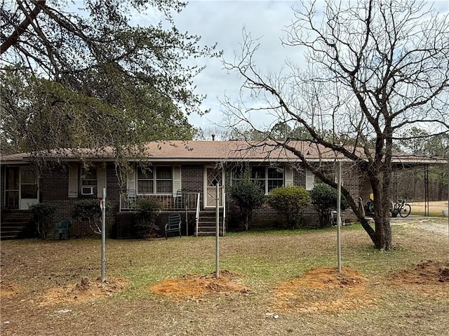 view of front facade featuring a front yard