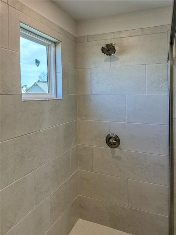 full bathroom featuring a tile shower