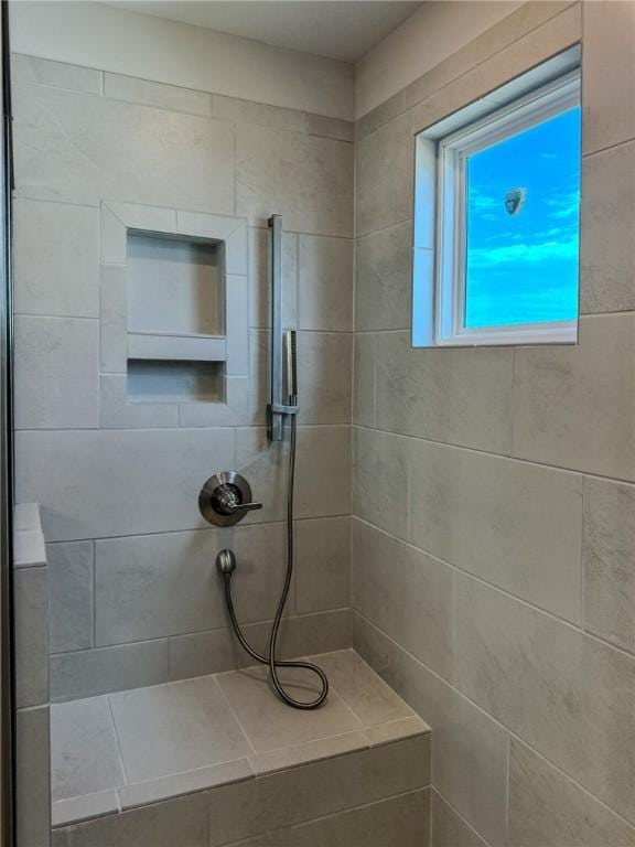 full bathroom featuring a tile shower