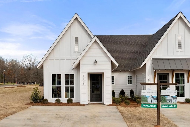 view of modern farmhouse style home