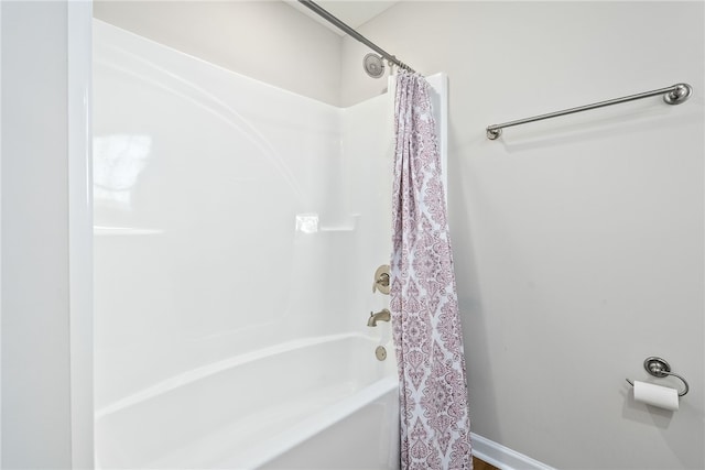 full bath with shower / tub combo with curtain