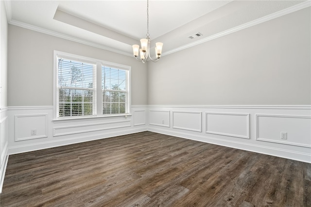 unfurnished room with dark wood-type flooring, a raised ceiling, visible vents, and a notable chandelier