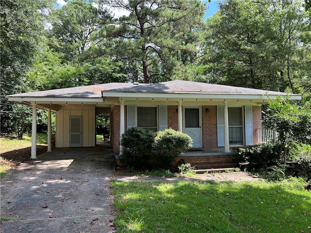 view of front facade featuring covered porch and a carport