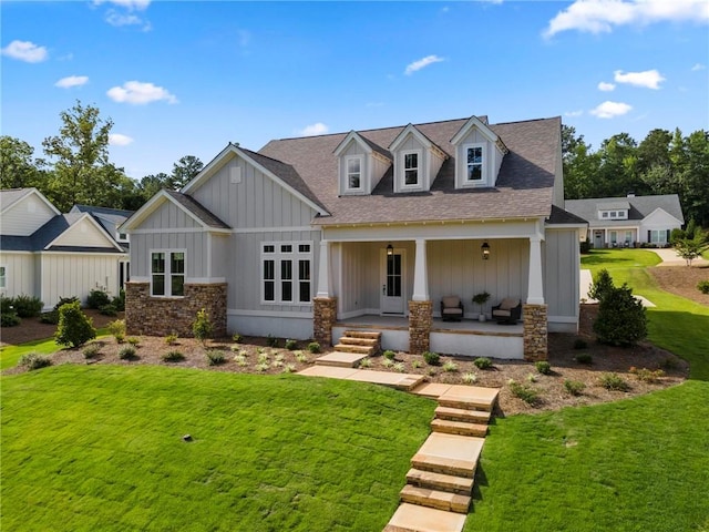 view of front of property featuring a front yard and covered porch