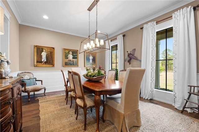 dining area with visible vents, ornamental molding, a chandelier, recessed lighting, and dark wood-type flooring