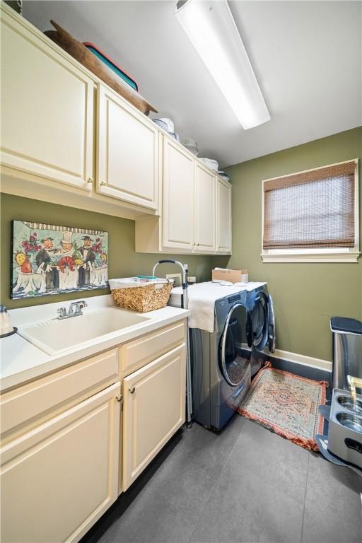 1540 Lakewood Pl, Auburn, AL 36801 - clothes washing area featuring baseboards, cabinet space, a sink, and washer and dryer