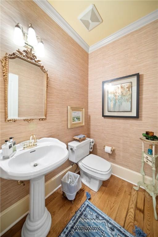 1540 Lakewood Pl, Auburn, AL 36801 - bathroom featuring baseboards, toilet, crown molding, and wood finished floors