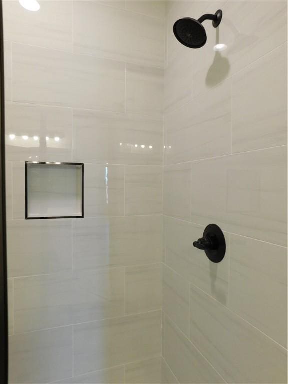 bathroom featuring a tile shower