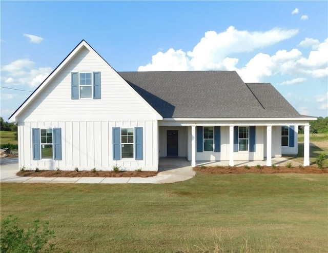 view of front of property featuring covered porch and a front lawn