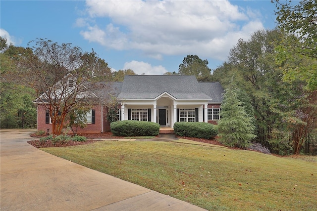 view of front of house featuring a front yard