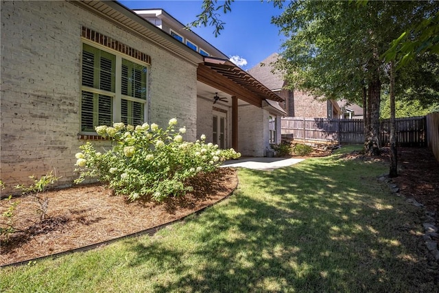 view of yard featuring ceiling fan