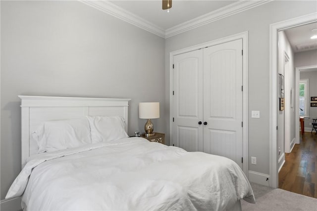 bedroom featuring a closet, ceiling fan, crown molding, and dark hardwood / wood-style floors