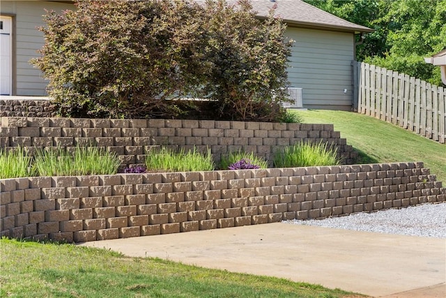2107 Rockledge Cir, Opelika, AL 36801 - view of yard featuring fence