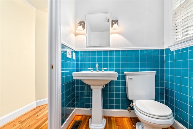 335 Woodfield Dr, Auburn, AL 36830 - bathroom with wood finished floors and tile walls