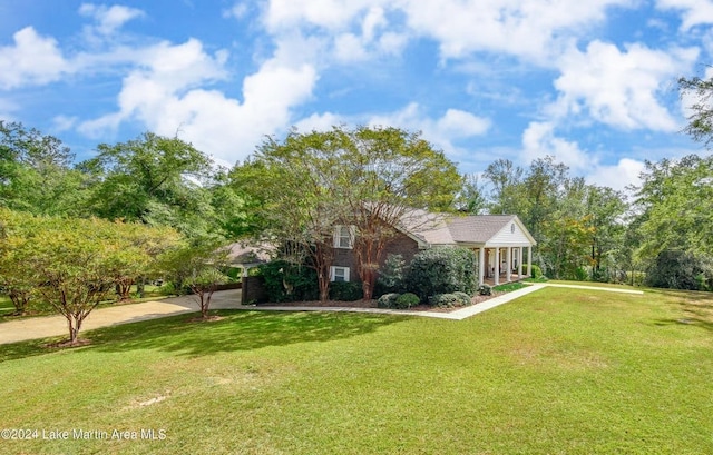 view of front facade with a front yard