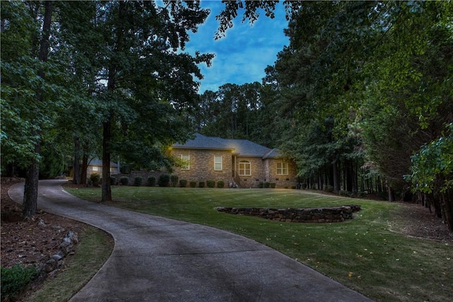 view of front of house featuring a front lawn