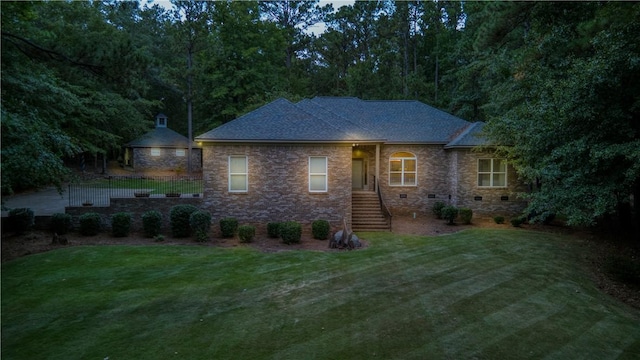 view of front of property featuring a front yard