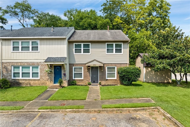 view of front of property featuring a front yard