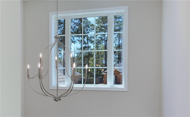 room details featuring a notable chandelier
