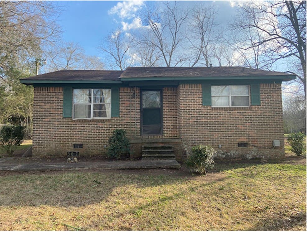 view of front facade featuring a front yard