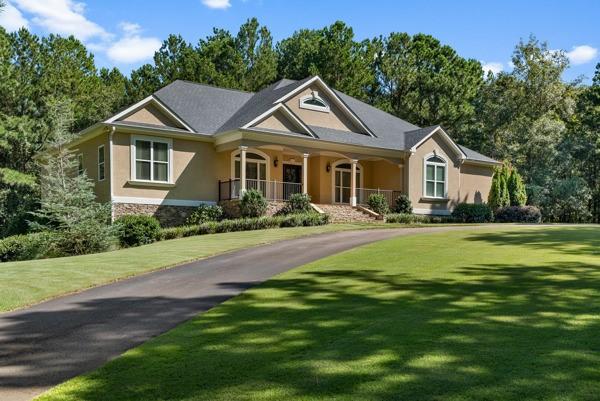 view of front of property featuring a porch and a front yard