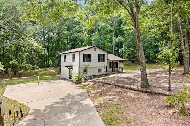 view of front of home featuring fence and driveway