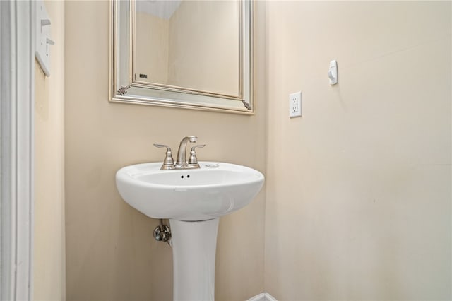 bathroom featuring sink