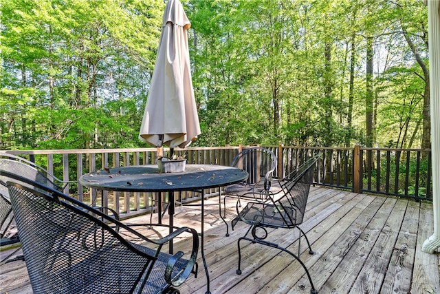 deck with outdoor dining space