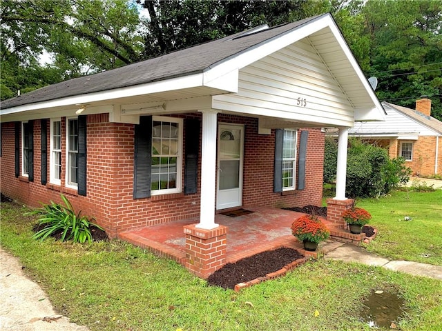 view of front of property featuring a front yard and covered porch