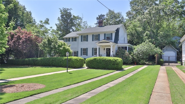 view of front of property featuring a front lawn