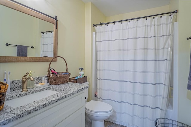 full bathroom with curtained shower, toilet, and vanity