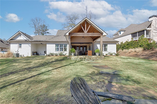 view of front facade with ceiling fan and a front yard