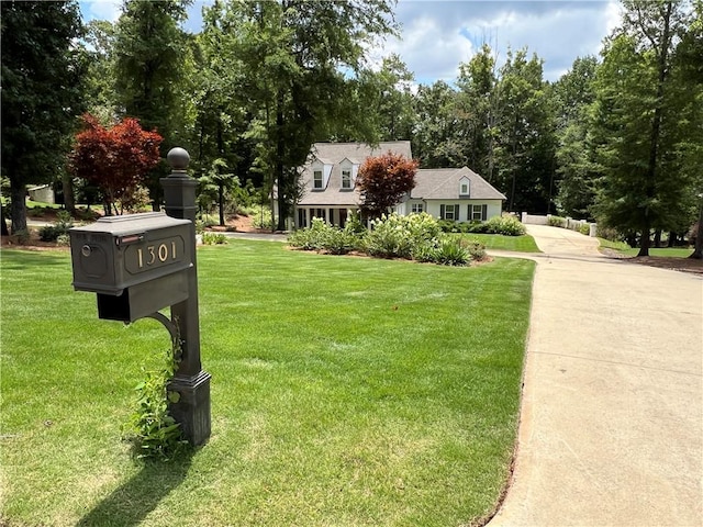 view of front of house featuring a front yard