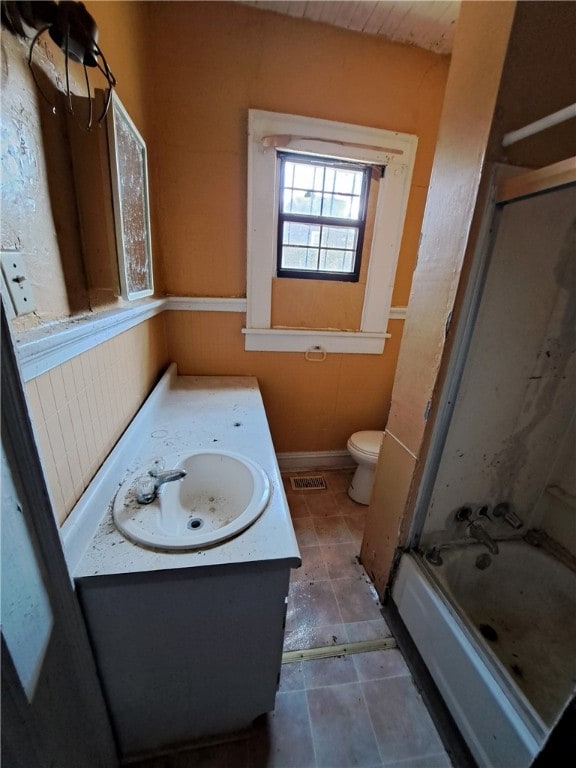 full bath featuring visible vents, vanity, and toilet