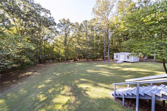 view of yard featuring a shed