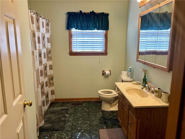 full bathroom featuring toilet, a shower with shower curtain, vanity, and baseboards