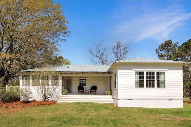 view of front of house featuring metal roof, a front lawn, and crawl space