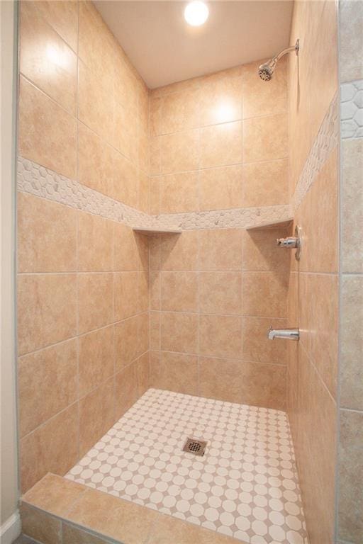 full bathroom featuring a tile shower