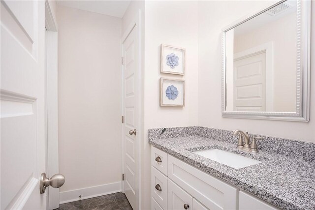 full bath with toilet, baseboards, and a shower with curtain