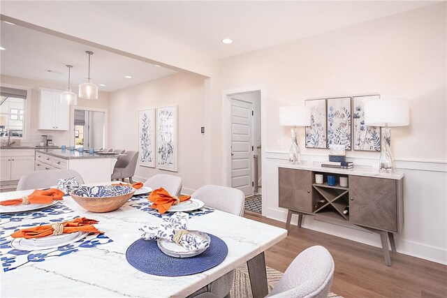 dining room featuring recessed lighting, light wood-style floors, and baseboards