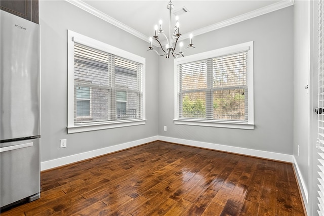 unfurnished room featuring ornamental molding, dark hardwood / wood-style floors, and an inviting chandelier