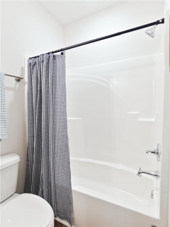 full bath with toilet and shower / bathtub combination with curtain